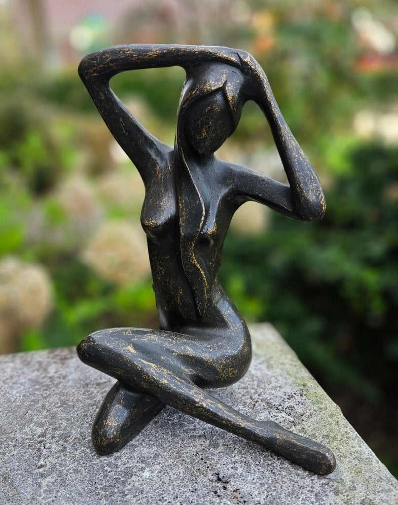 POSERENDE VROUW / Bronzen tuinbeeld / brons, Tuin en Terras, Overige materialen, Nieuw, Info@huisentuindecoratiemarie.nl, Mensenbeeld
