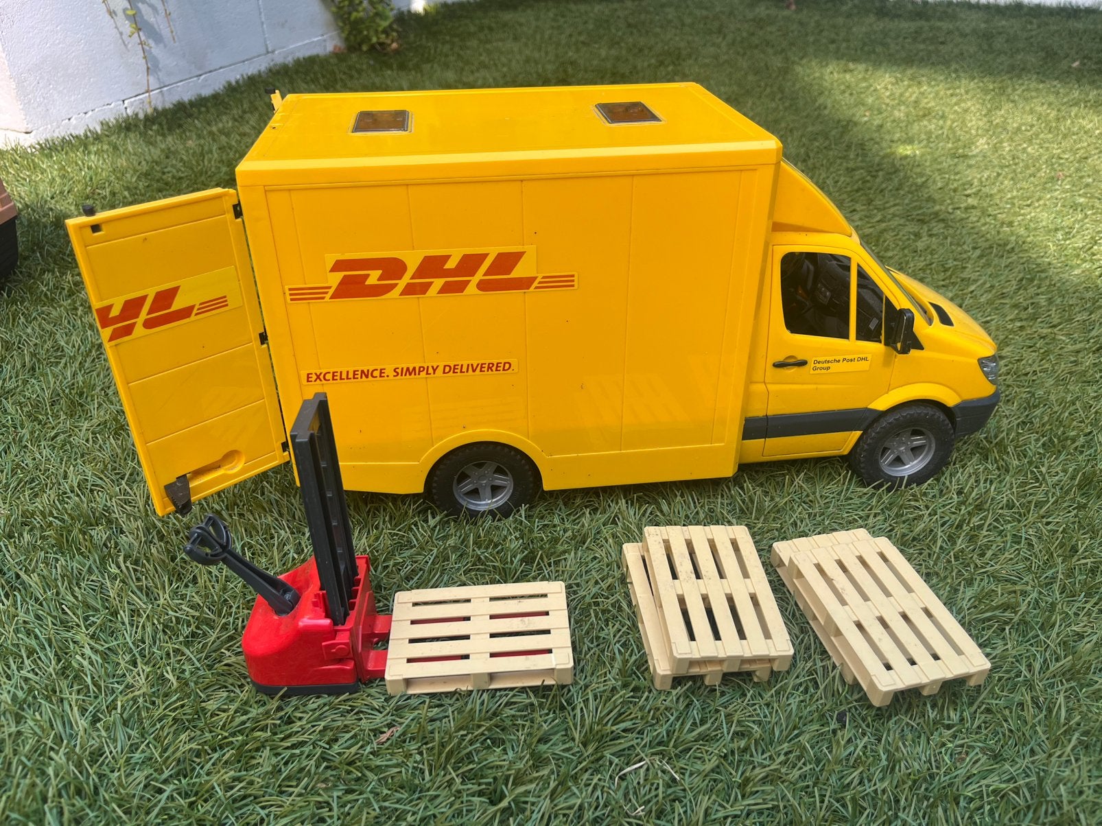 Bruder DHL wagen met pallets en palletwagen, Ophalen of Verzenden, Gebruikt
