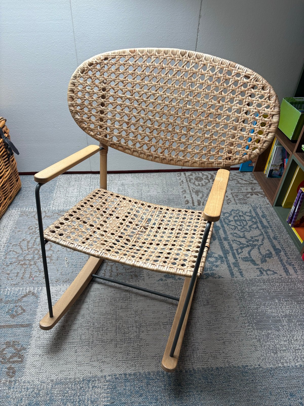 Schommelstoel met rieten zitting - zitting beschadigd, Huis en Inrichting, Stoelen, Gebruikt, Overige kleuren, Ophalen of Verzenden