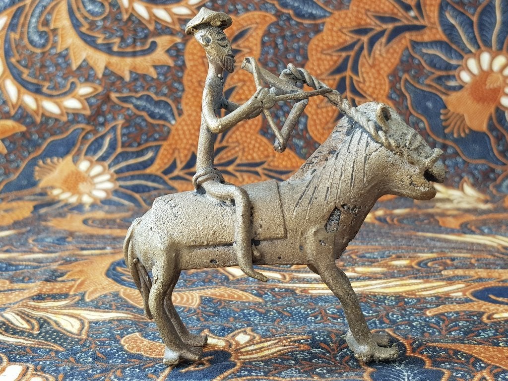 Krijger op paars mooi antiek brons beeldje uit India 10,6 cm, Antiek en Kunst, India, Handgemaakt, Ophalen of Verzenden, Brons