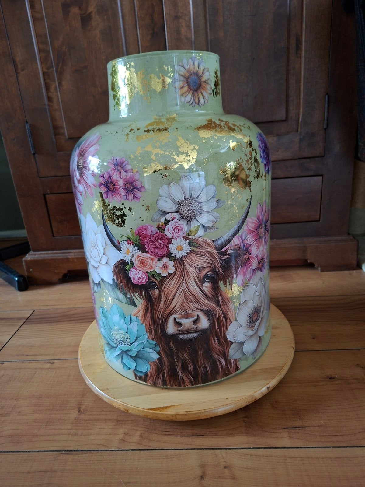 Grote vaas met kleurrijke bloemen en Schotse Hooglander, Ophalen, Meerkleurig, Nieuw, Glas