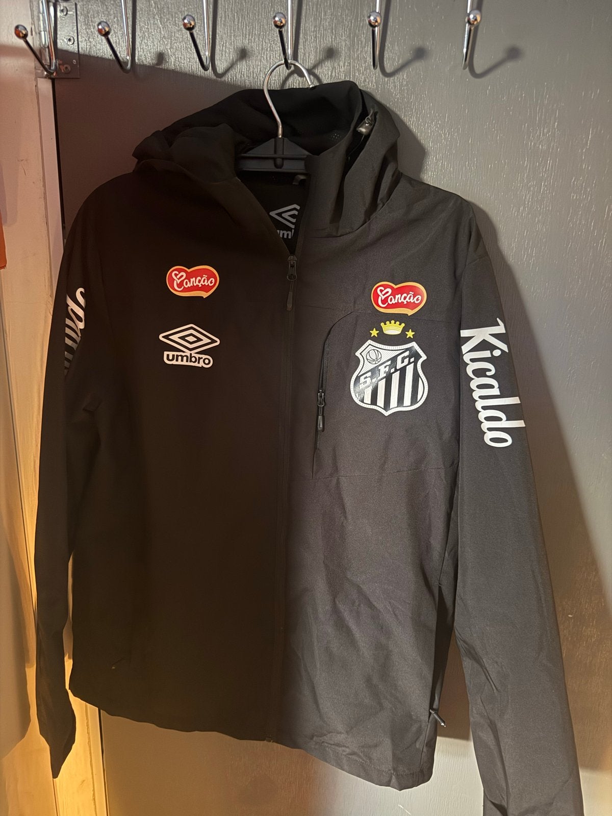 Umbro Santos FC Jas Maat L Zwart, Kleding | Heren, Ophalen of Verzenden, Zo goed als nieuw, Maat 52/54 (L), Zwart