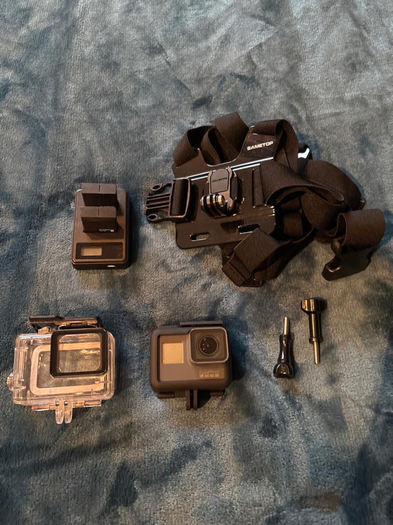 GoPro Hero 5 met accessoires en 3 batterijen, Ophalen of Verzenden, Zo goed als nieuw