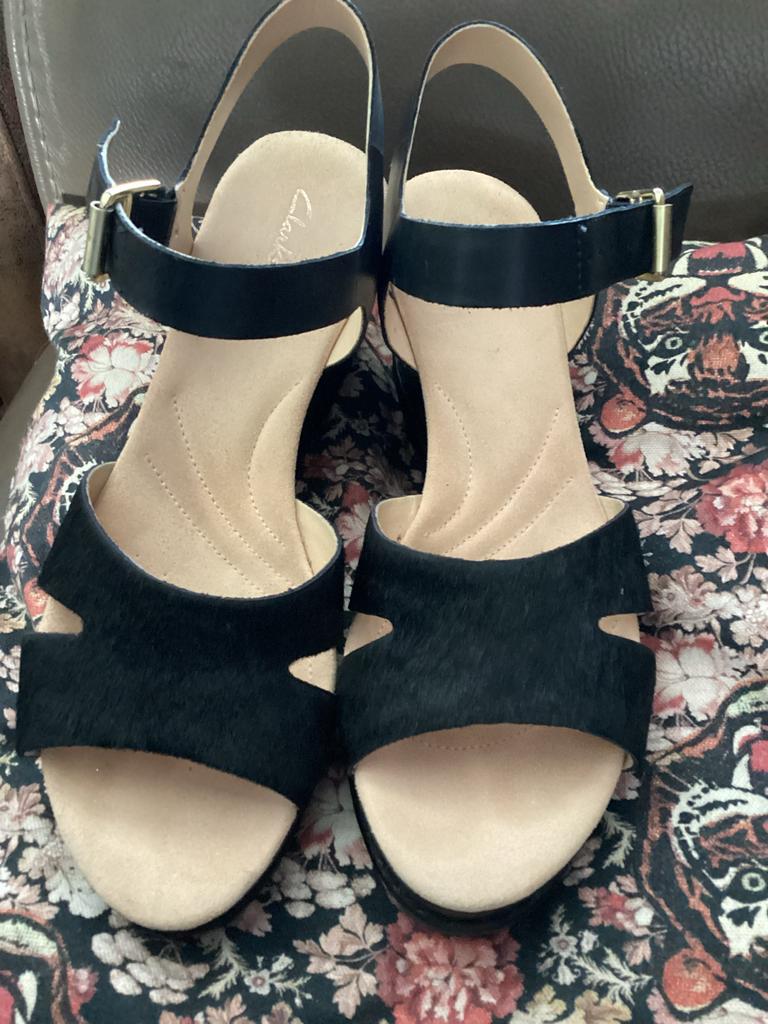 Clarks zwarte sandalen met sleehak, maat 39, Ophalen of Verzenden, Zo goed als nieuw, Zwart, Sandalen of Muiltjes