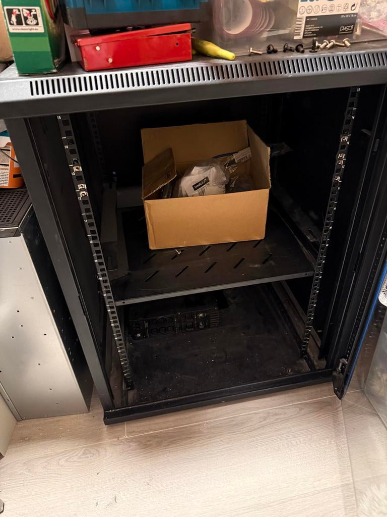 Patchkast 15U met glazen deur, Computers en Software, Serverkasten, Ophalen, Gebruikt, Glas, Plaatstaal