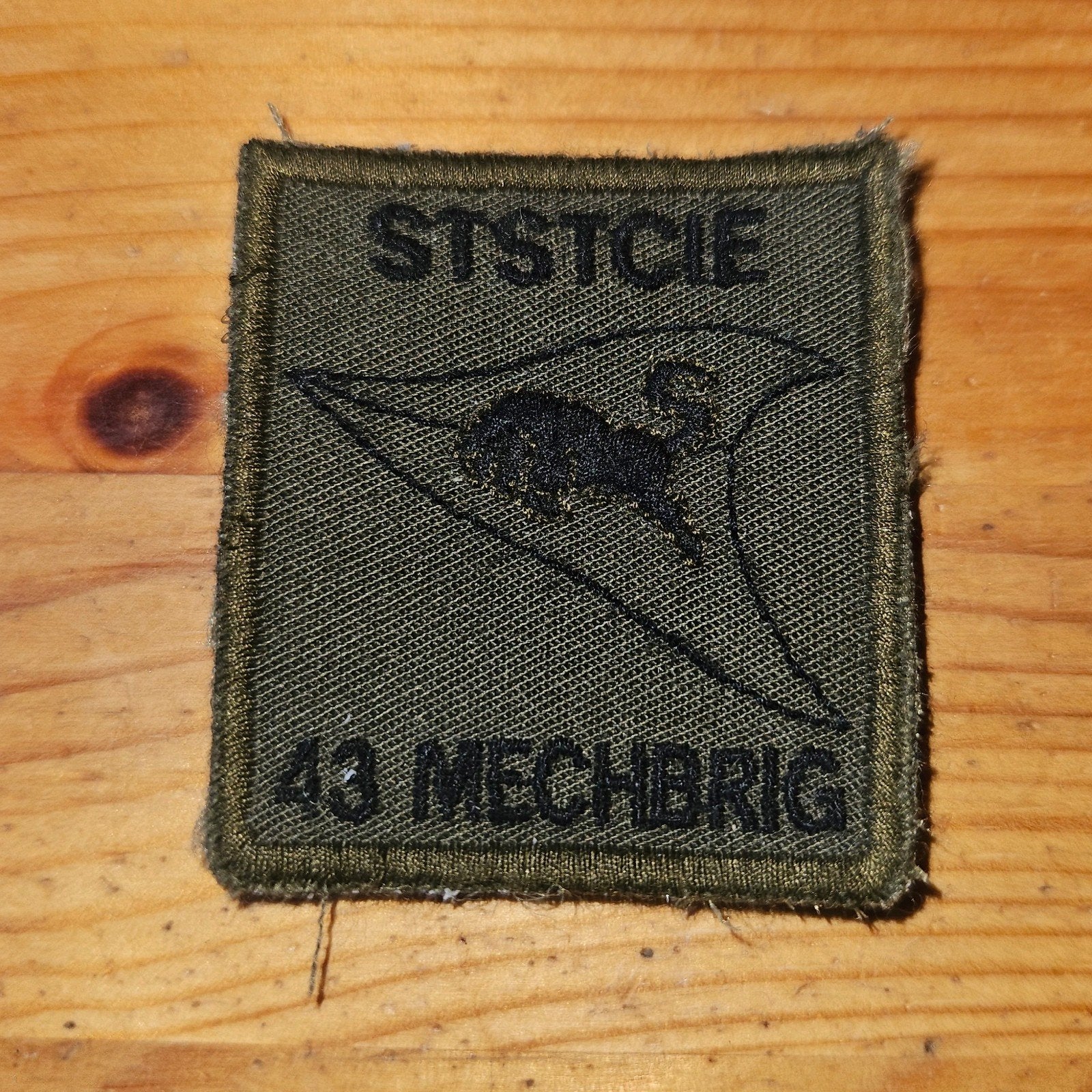 Borstembleem ststcie 43 mechbrig, Verzamelen, Militaria | Algemeen, Ophalen of Verzenden, Landmacht, Nederland, Embleem of Badge