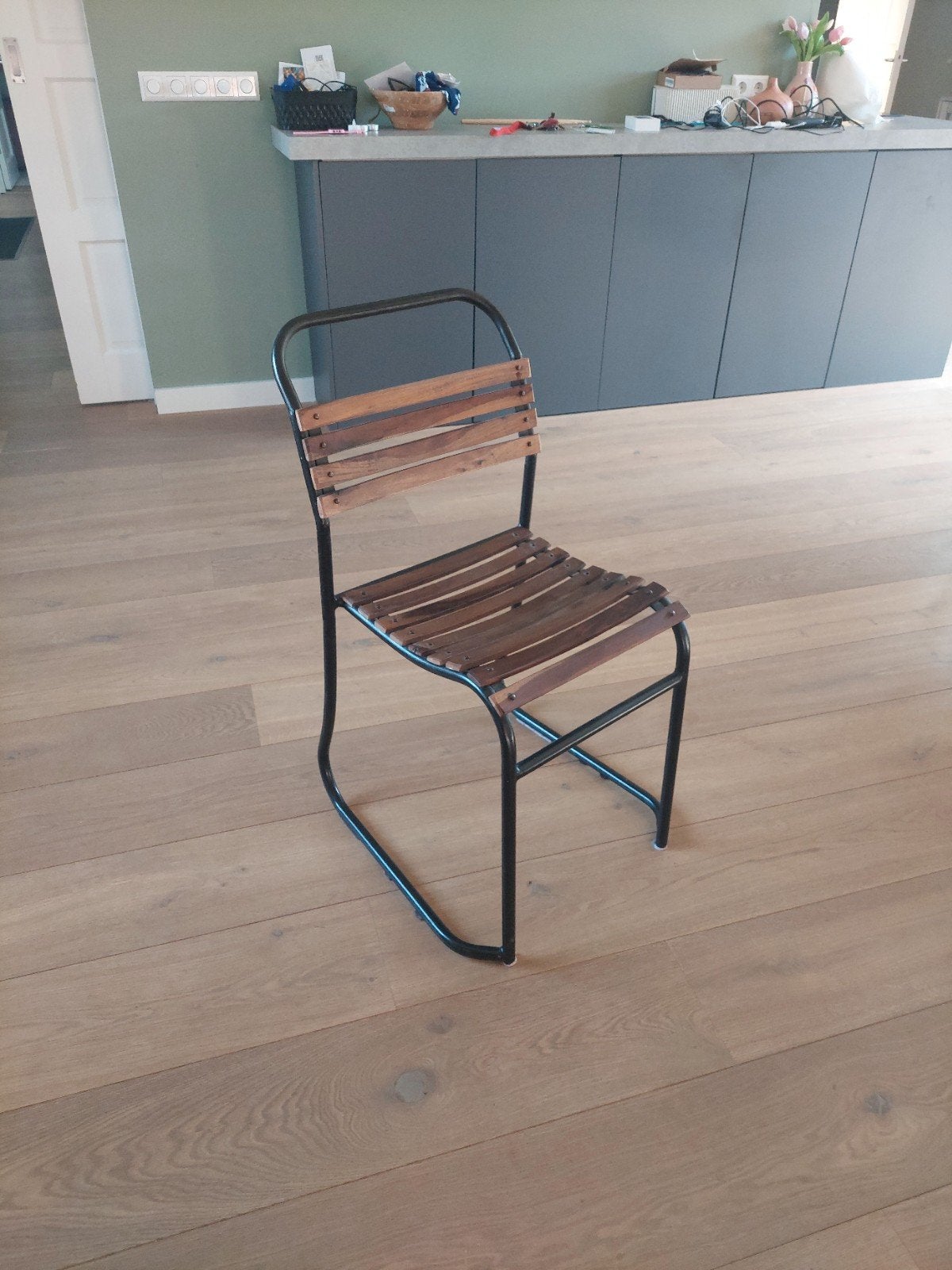Vintage stoel met metalen frame en houten latten, Ophalen