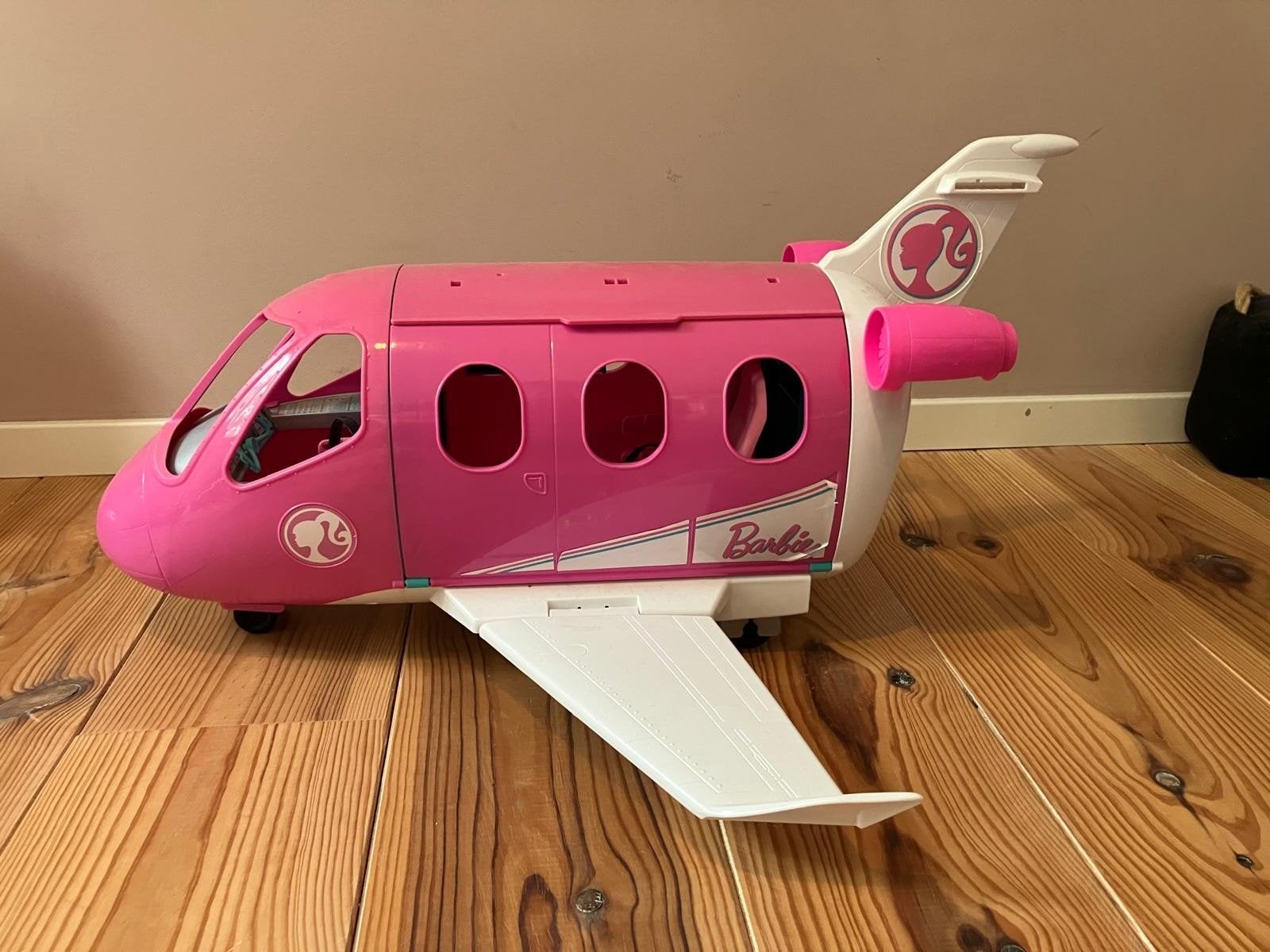 Roze Barbie Vliegtuig - Avontuurlijke Speelset + gratis auto, Ophalen, Gebruikt