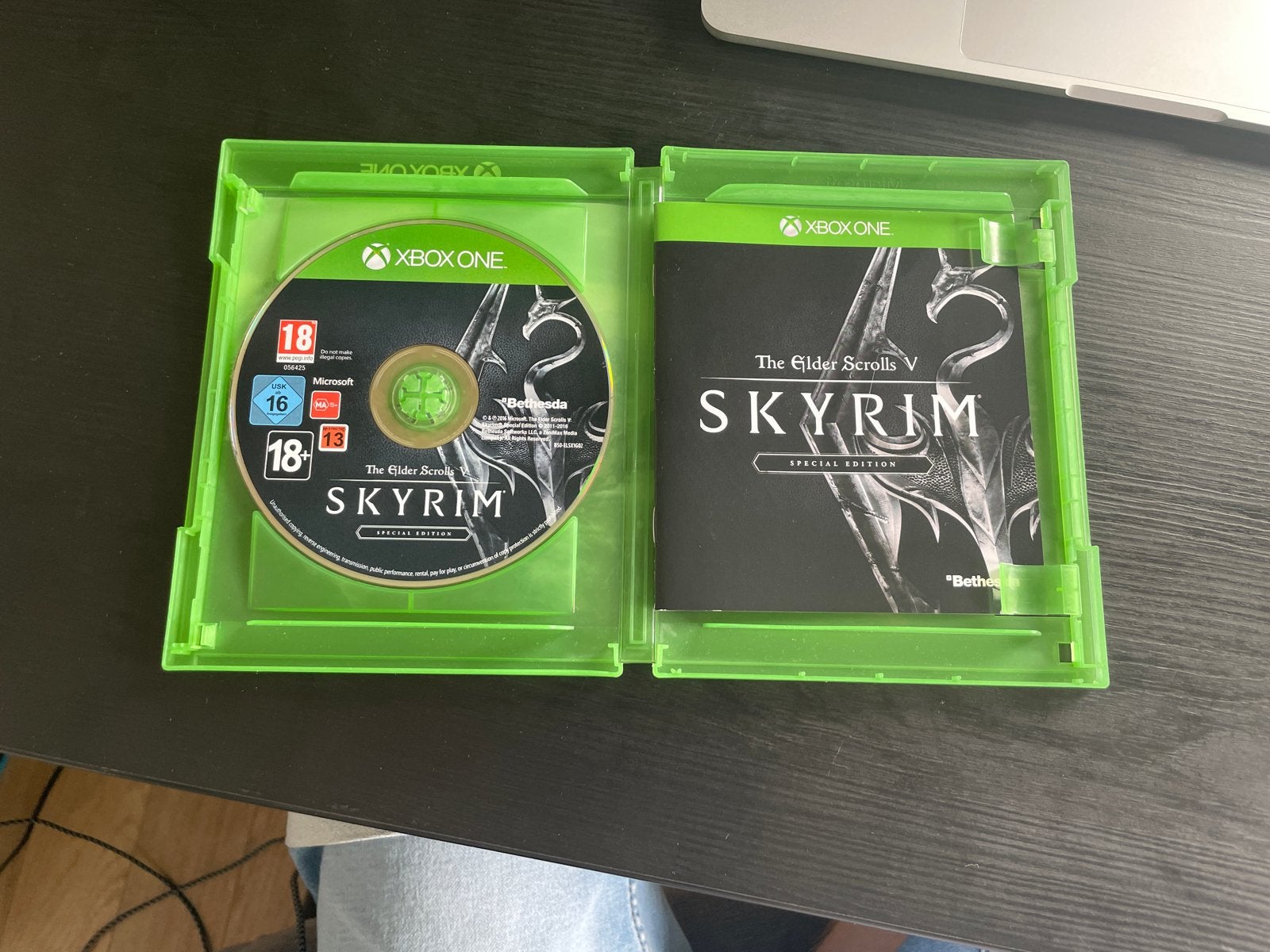 The Elder Scrolls V : Skyrim - Special Edition + Garantie!, Vanaf 18 jaar, One Microsoft Place, South County Business Park, Dublin D18 P521 IRELAND; Registered Office: 70 Sir Rogerson's Quay, Dublin D02 R296 IRELAND