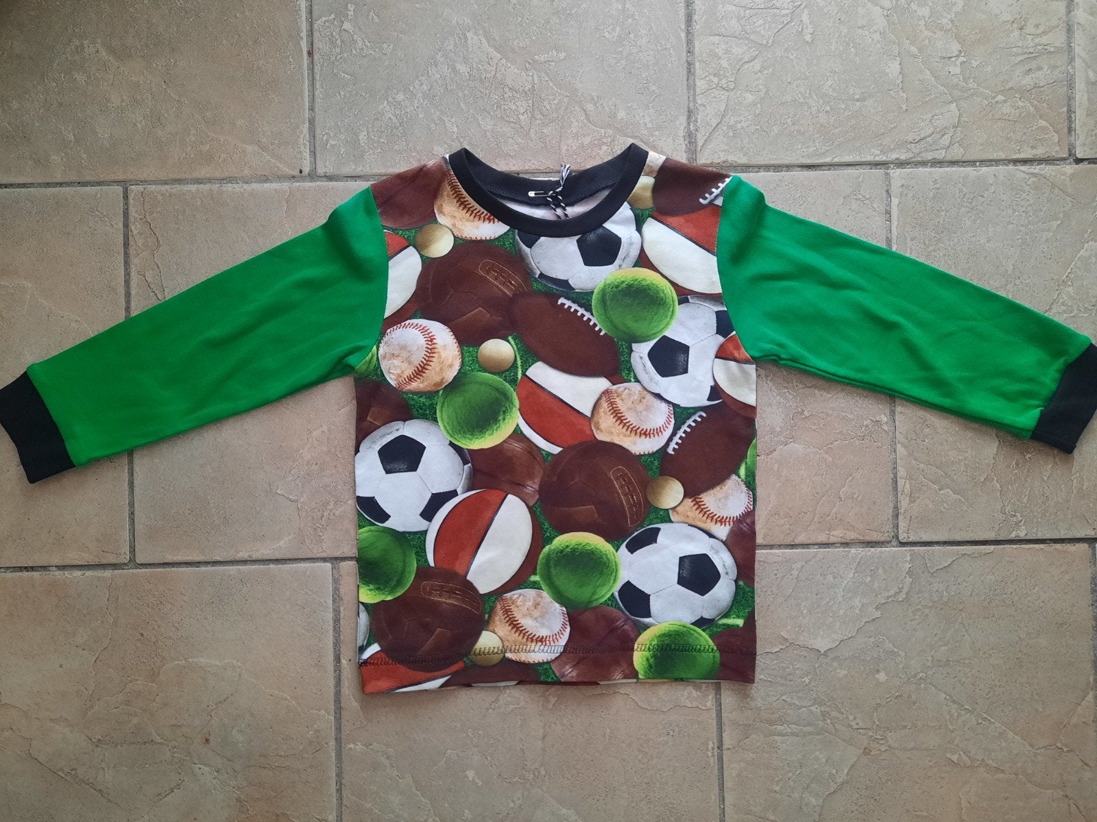 Leuke longsleeve groen met ballen sport NIEUW maat 104, Ophalen, Nieuw, Jongen, Shirt of Longsleeve