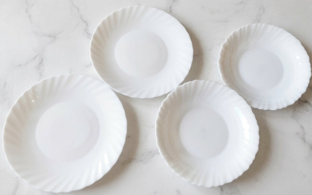 keuken set 4 vintage witte Arcopal borden '70, Nieuw, Ophalen of Verzenden, Glas, Bord(en)