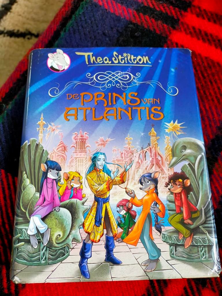 Boek de prins van Atlantis Thea stilton, Boeken, Ophalen of Verzenden, Zo goed als nieuw, Fictie algemeen