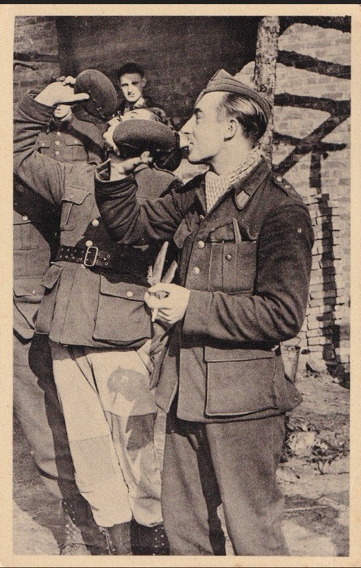 WO2 Foto Belgische Soldaten Drinken uit Fles, Ophalen of Verzenden, Nederland, Foto of Poster