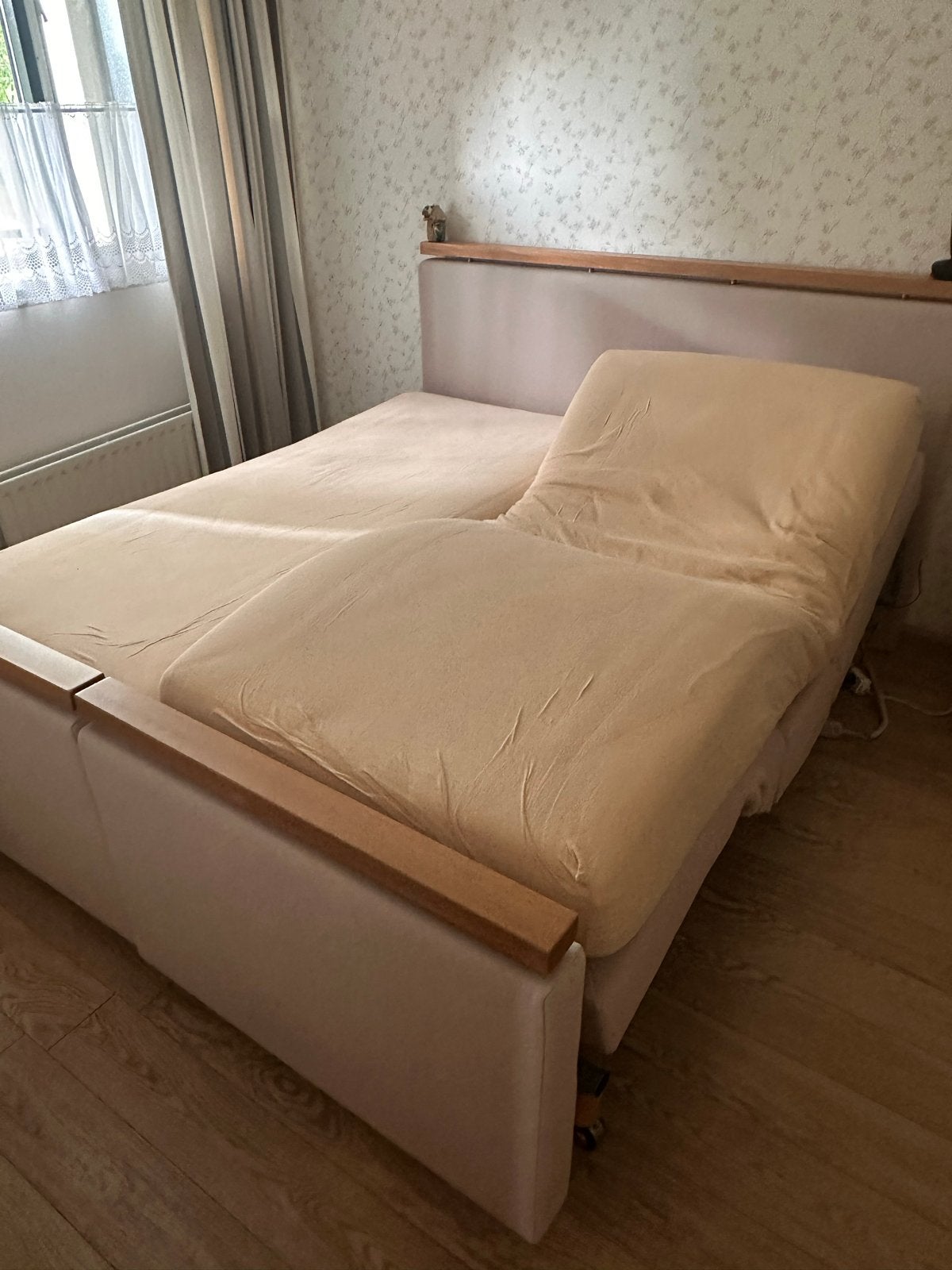 Swiss Sense Elektrisch Verstelbaar Tweepersoonsbed 2x90x200, Ophalen, Overige materialen, Beige, Tweepersoons
