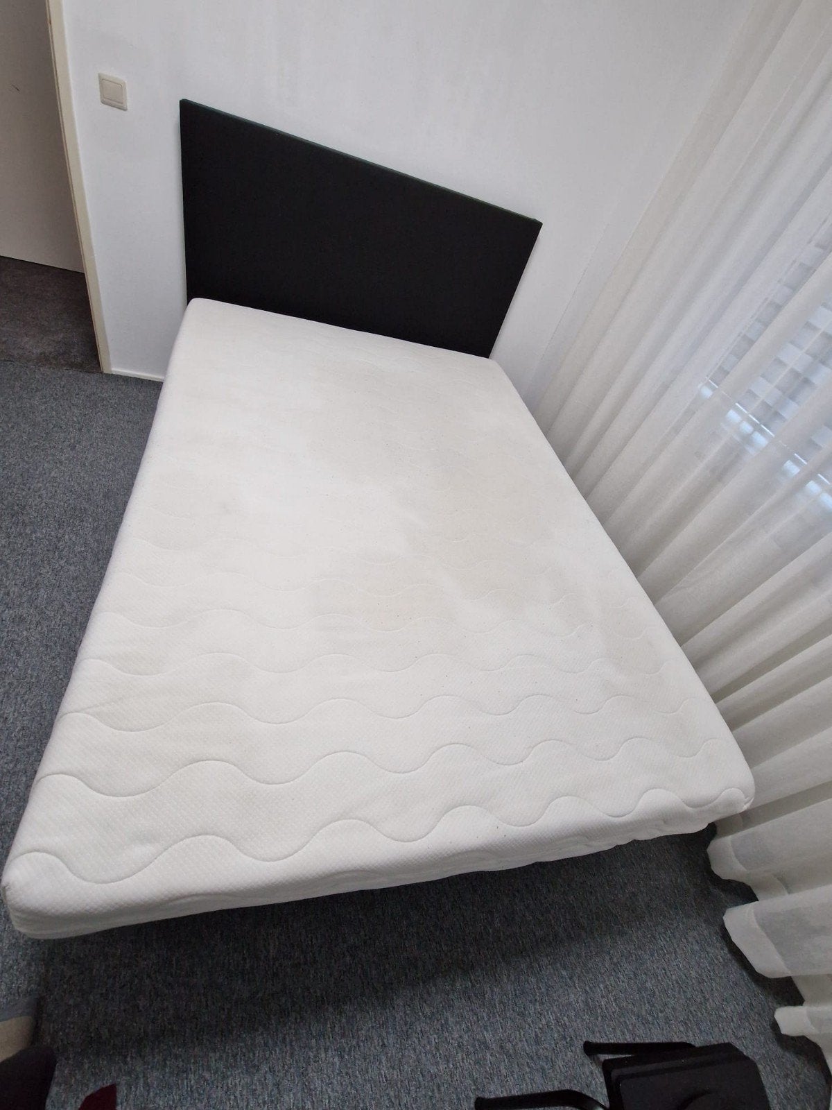 Eenpersoonsbed met matras 140x200 cm, Ophalen, Gebruikt, Eenpersoons, Zwart