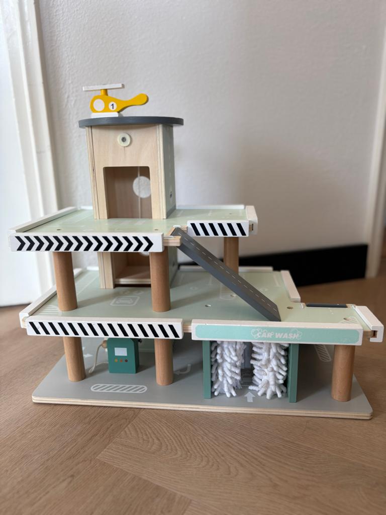 Houten Parkeergarage met Helikopterplatform & Carwash (HEMA), Ophalen, Zo goed als nieuw