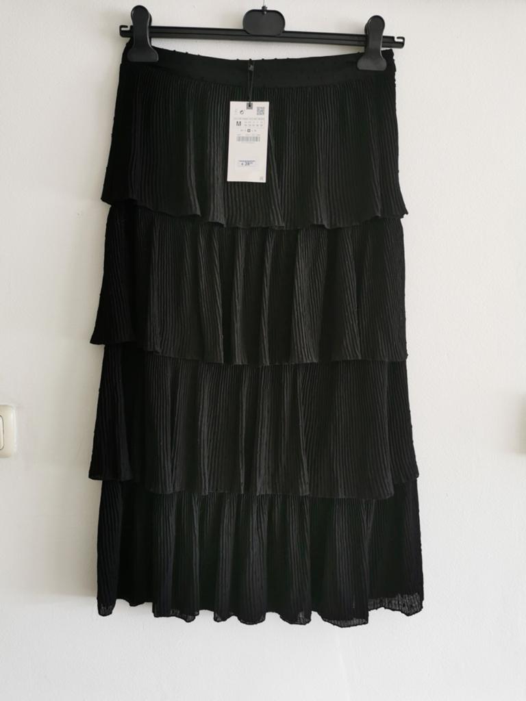 ZARA rok met volants mt. M, Verzenden, Zwart, Nieuw, Onder de knie