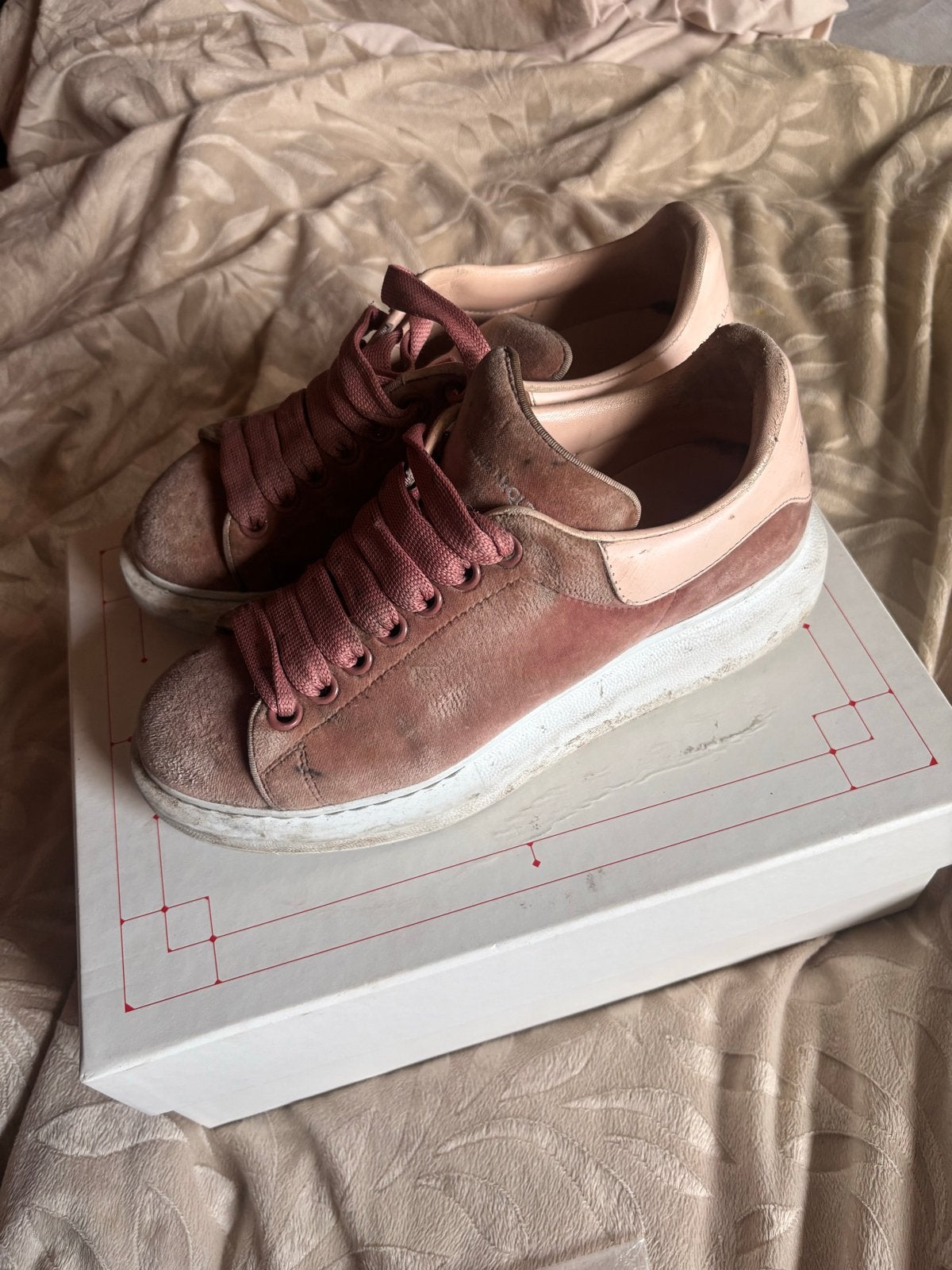 Alexander McQueen Sneakers - Roze fluweel - Maat 38, Kleding | Dames, Ophalen of Verzenden, Gedragen, Roze, Sneakers of Gympen