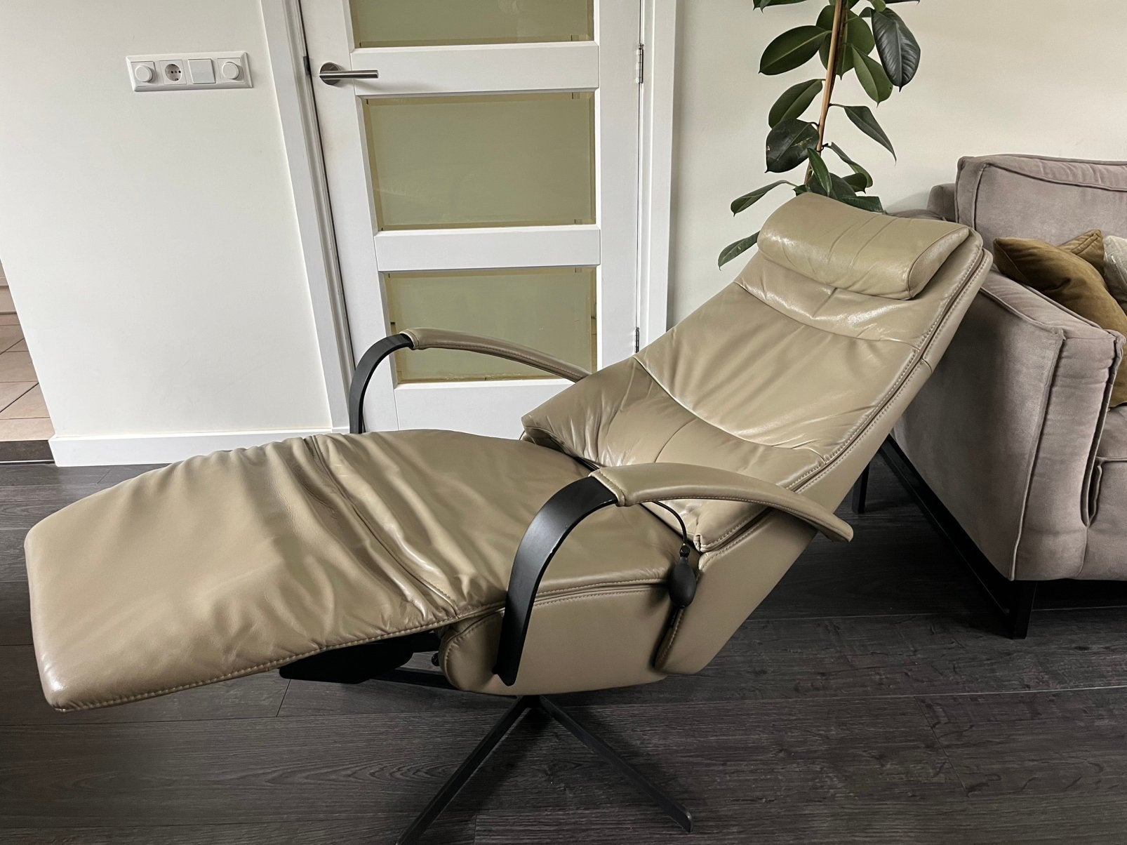 Prominent Elektrische Relaxfauteuil E100 Humberto Taupe L XL, Huis en Inrichting, Fauteuils, Ophalen, Minder dan 75 cm, Leer, Zo goed als nieuw