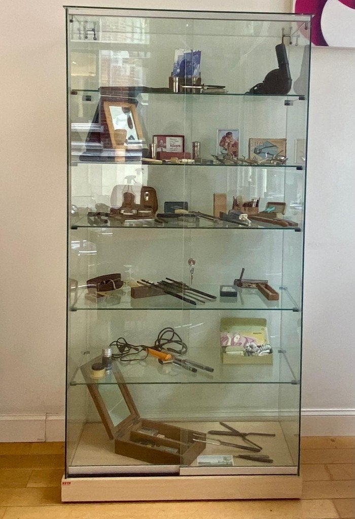 Kappersvitrine met prachtige collectie kappersgereedschap, Antiek en Kunst, Ophalen