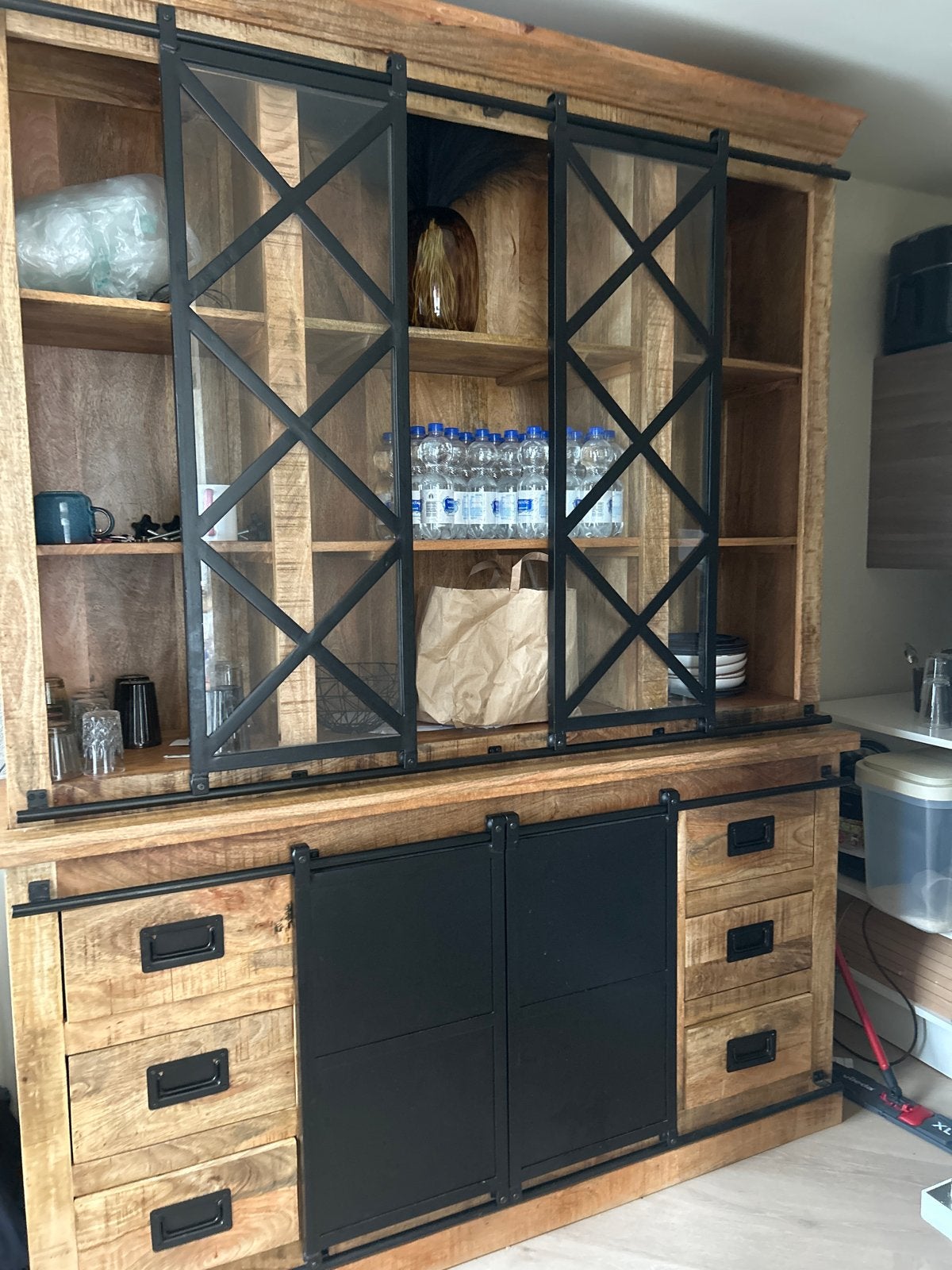 Robuuste Mangohouten Kast met Industriële Details, Ophalen, Gebruikt, 100 tot 150 cm, Met lade(s)