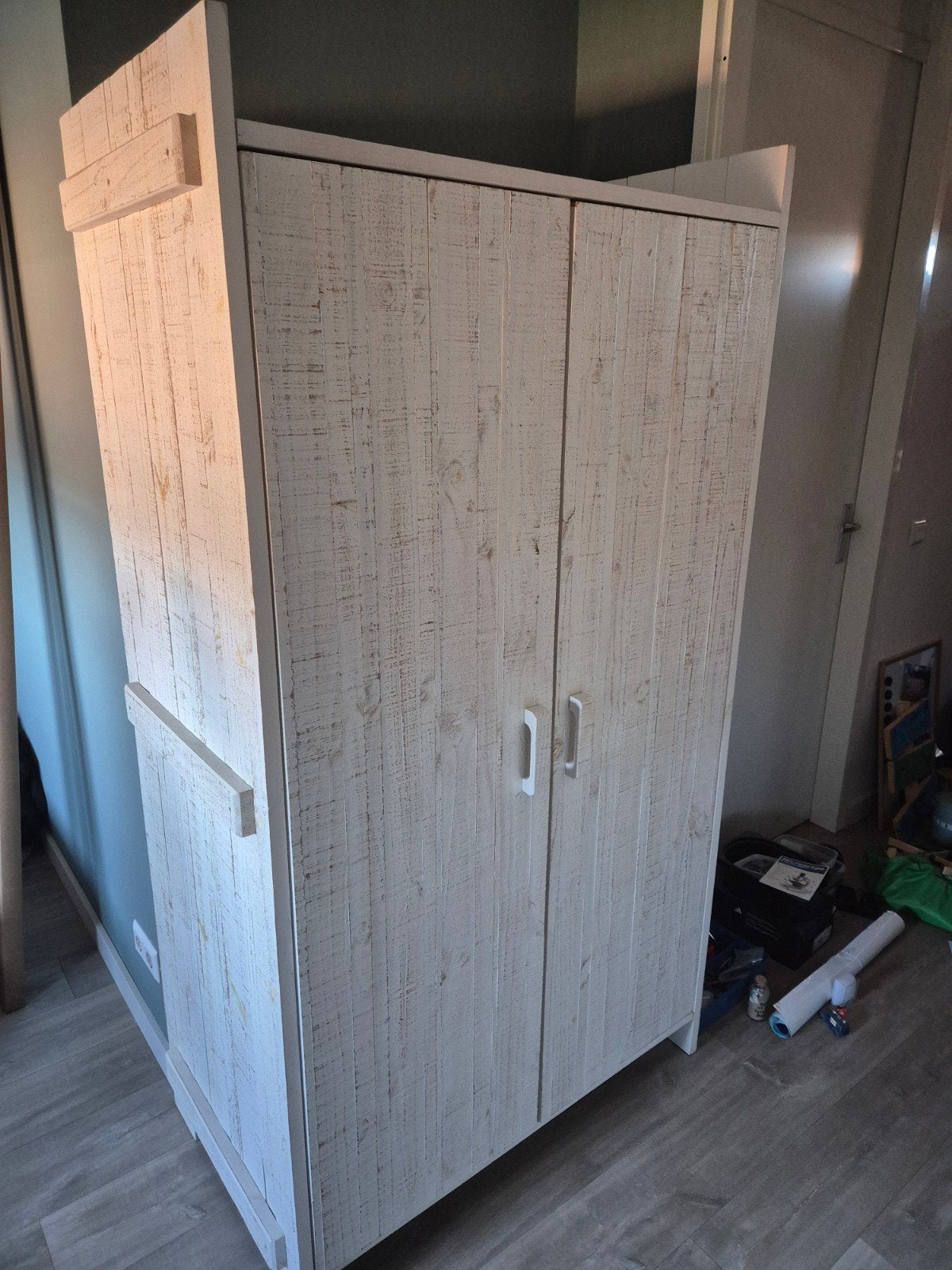 Witte kledingkast met houtlook en uitschuifbaar bed, Ophalen, Gebruikt, 150 tot 200 cm, 50 tot 75 cm