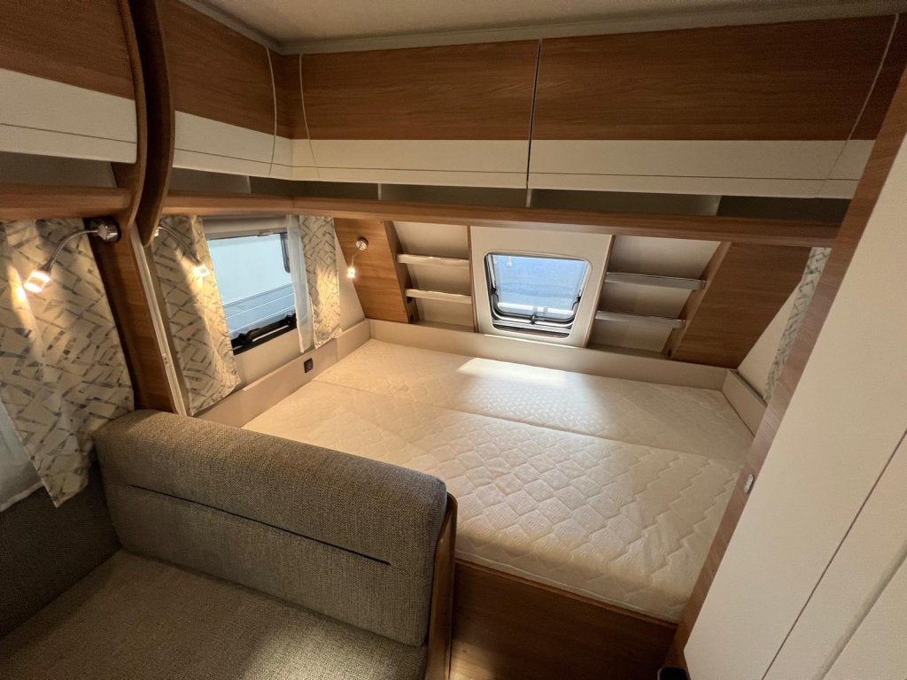 Hobby De Luxe 490 KMF voortent stapelbed fietsenrek, Dwarsbed, Hobby, Bedrijf, Treinzit
