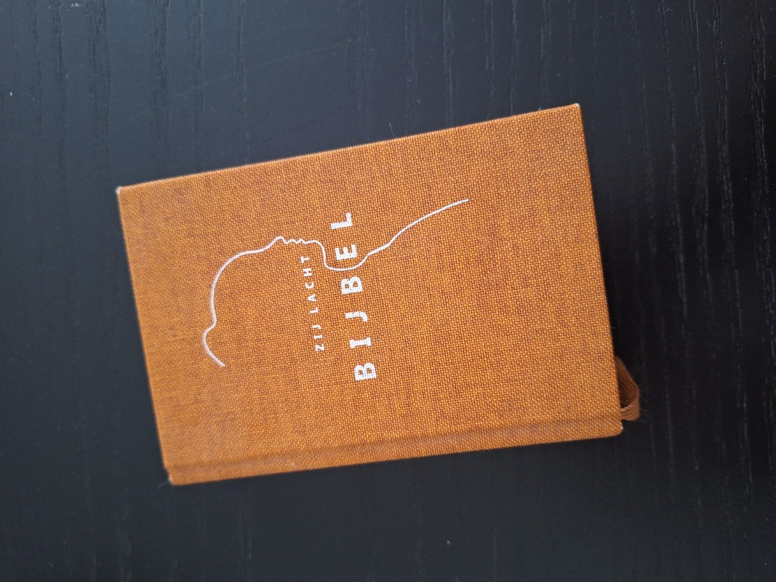 Zij Lacht pocket Bijbel bruin, Boeken, Godsdienst en Theologie, Verzenden, Zo goed als nieuw, Zij Lacht, Christendom | Protestants