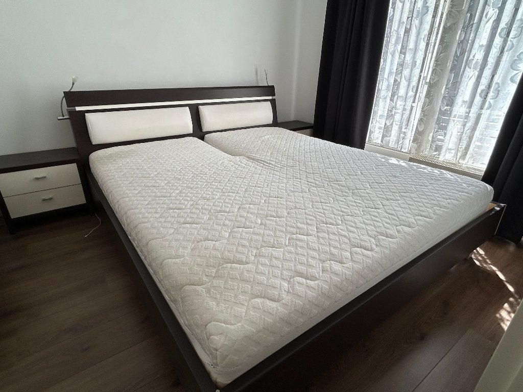 Tweepersoonsbed met nachtkastjes en matras, Ophalen, Gebruikt, Bruin, Tweepersoons