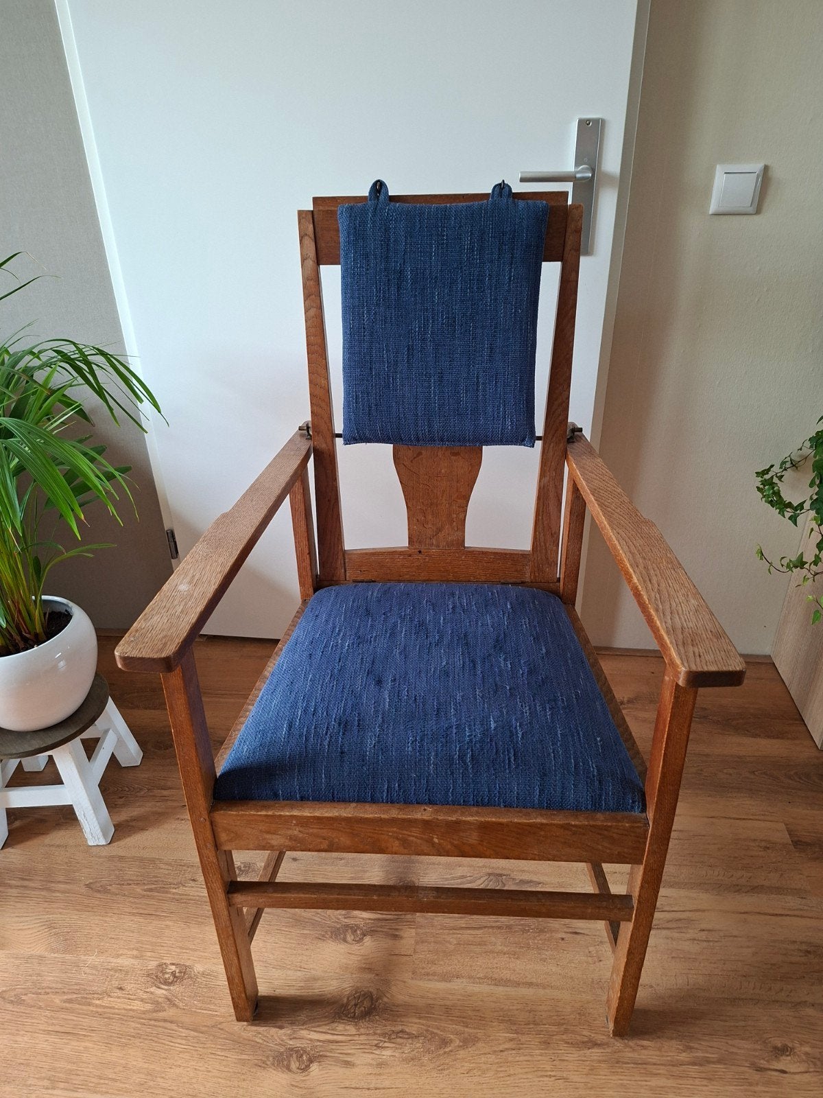 Vintage houten fauteuil met blauwe kussens, Antiek en Kunst, Ophalen