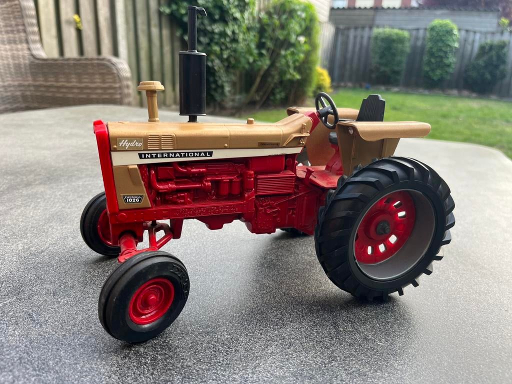 International 1026 Farmall tractor Ertl Demonstrator 1/16, Ophalen of Verzenden, Zo goed als nieuw, Tractor of Landbouw