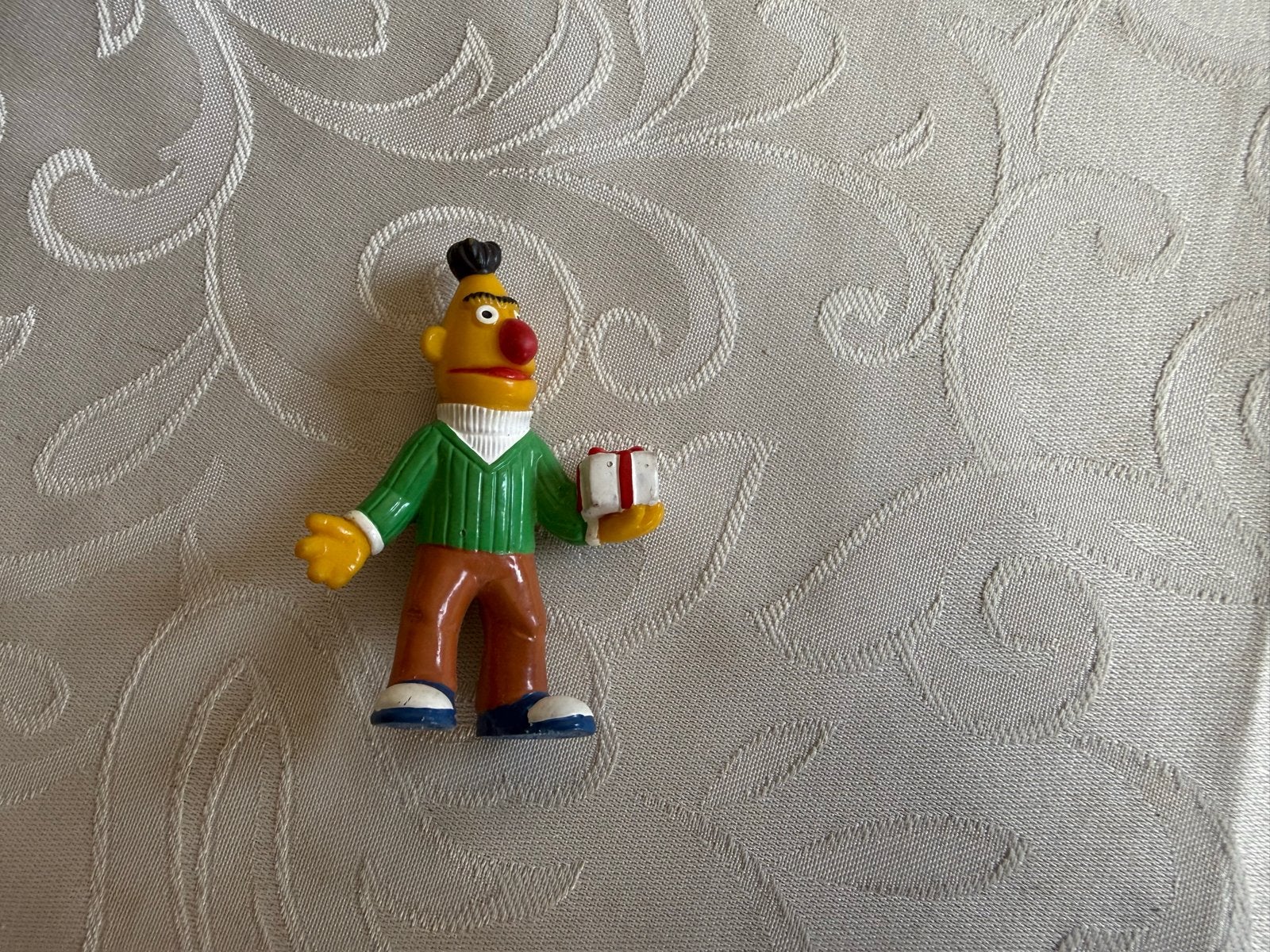 Bert Sesamstraat figuur met cadeau, Ophalen of Verzenden, Gebruikt