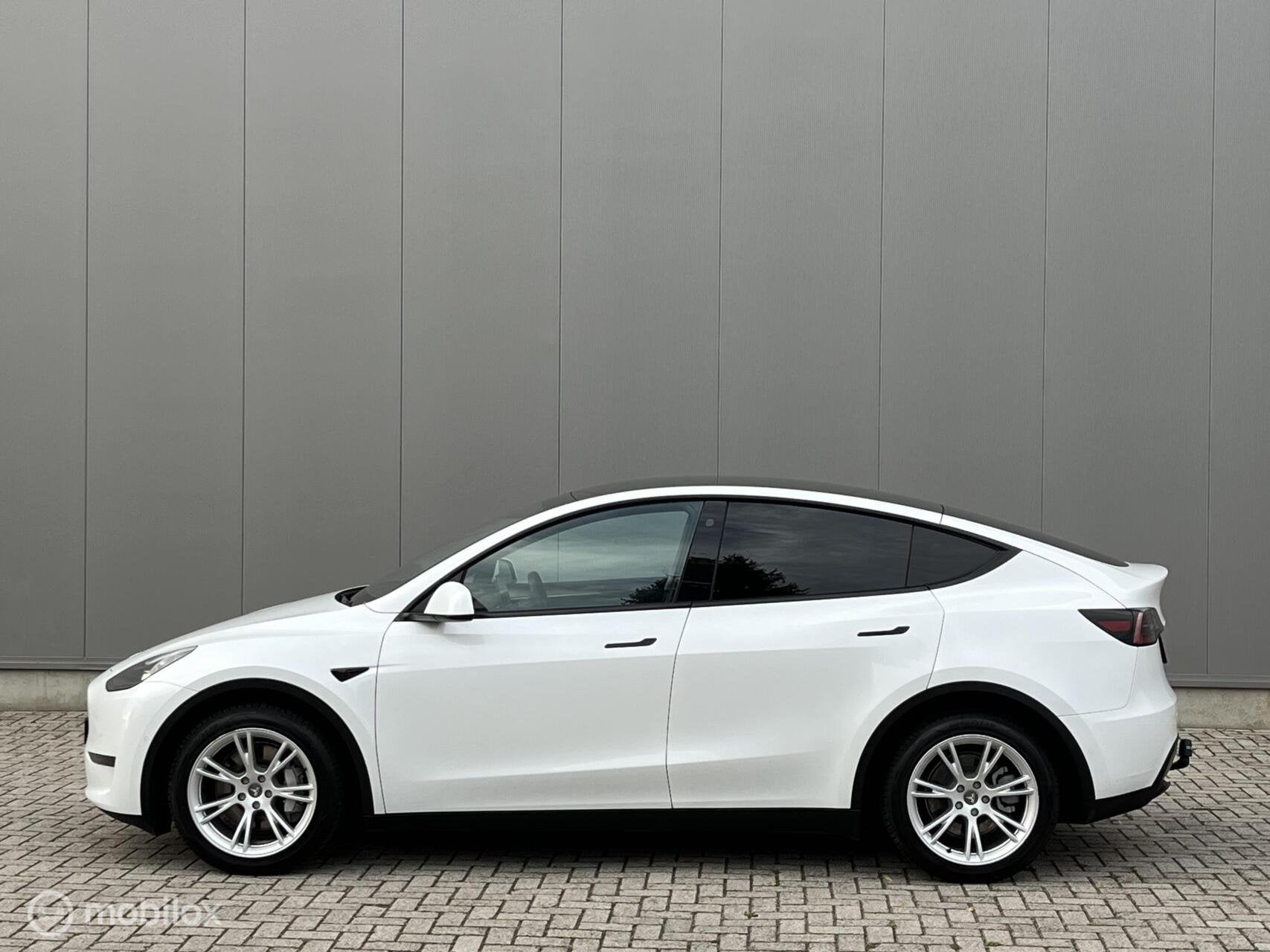 Foto 8 van Tesla Model Y Long Range AWD 75 kWh, FSD , Trekhaak Netjes