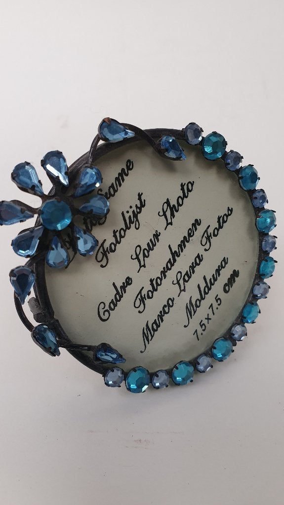 Brocante fotolijst rond metaal, plastic kristal bloemen. 1A4, Tweedehands verkoop, Tweedehands verkoop, Gebruikt, Ophalen of Verzenden