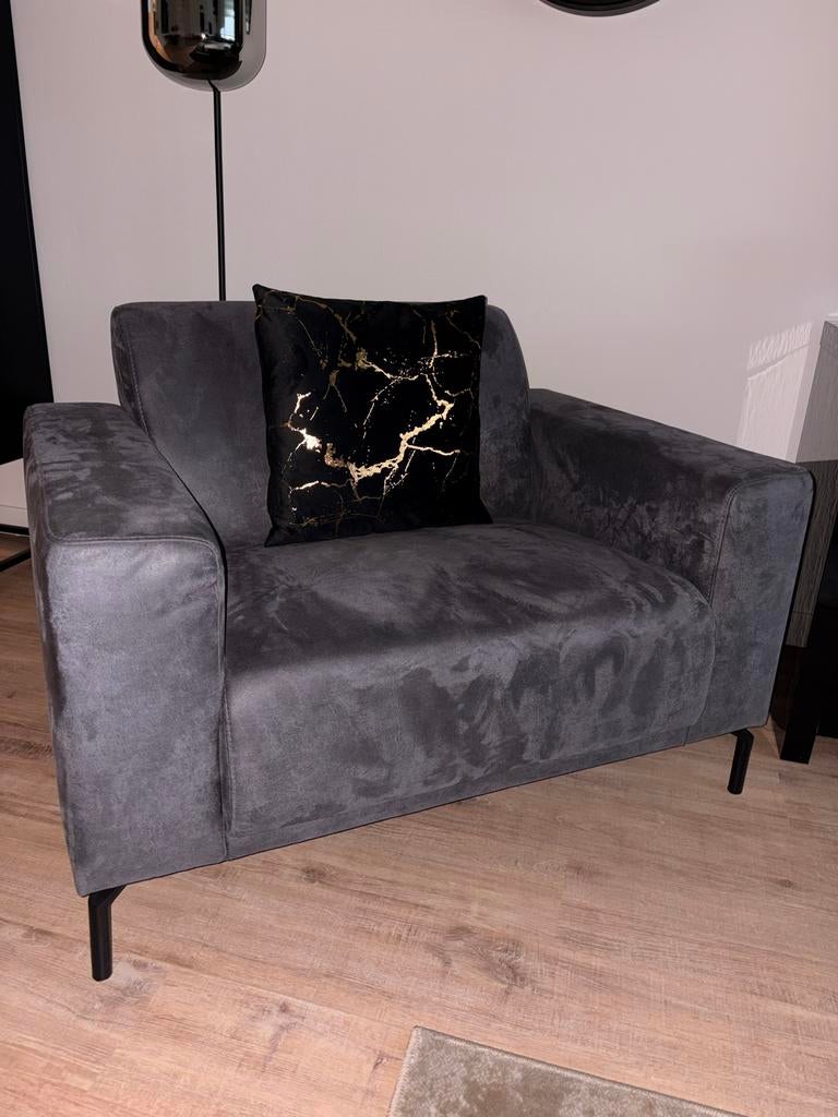 Moderne grijze fauteuil met fluwelen bekleding, Ophalen, 75 tot 100 cm, Zo goed als nieuw, 100 tot 125 cm
