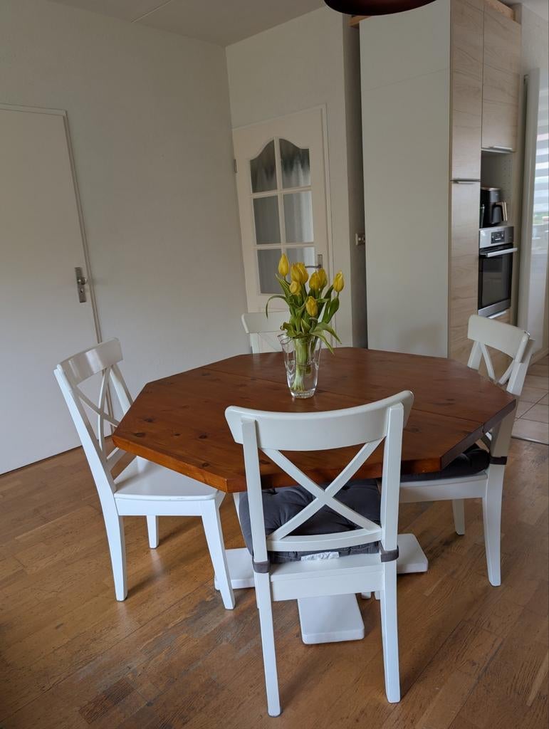 Houten eettafel met 4 witte IKEA Ingolf stoelen en kussens, Huis en Inrichting, Tafels | Eettafels, Ophalen, Gebruikt, Overige vormen