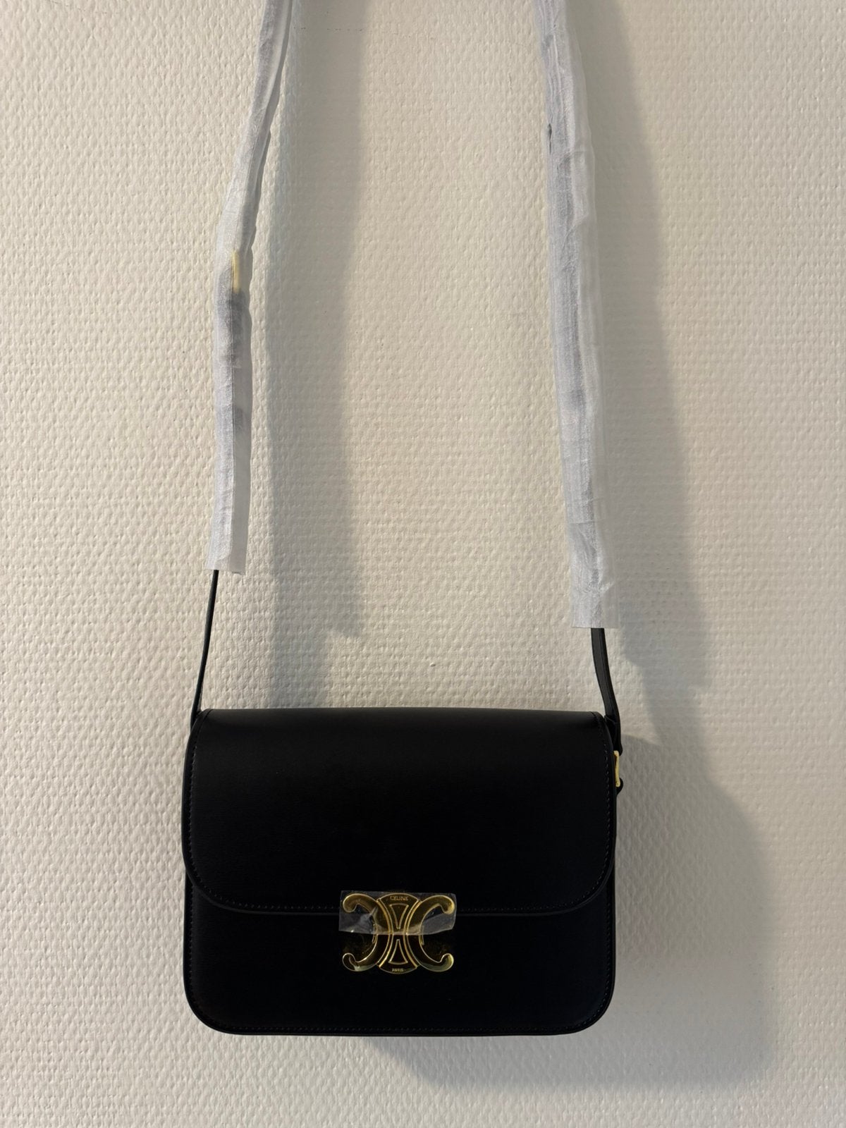 Celine Triomphe Schoudertas Zwart – Nieuw, Sieraden, Tassen en Uiterlijk, Ophalen of Verzenden, Nieuw, Zwart