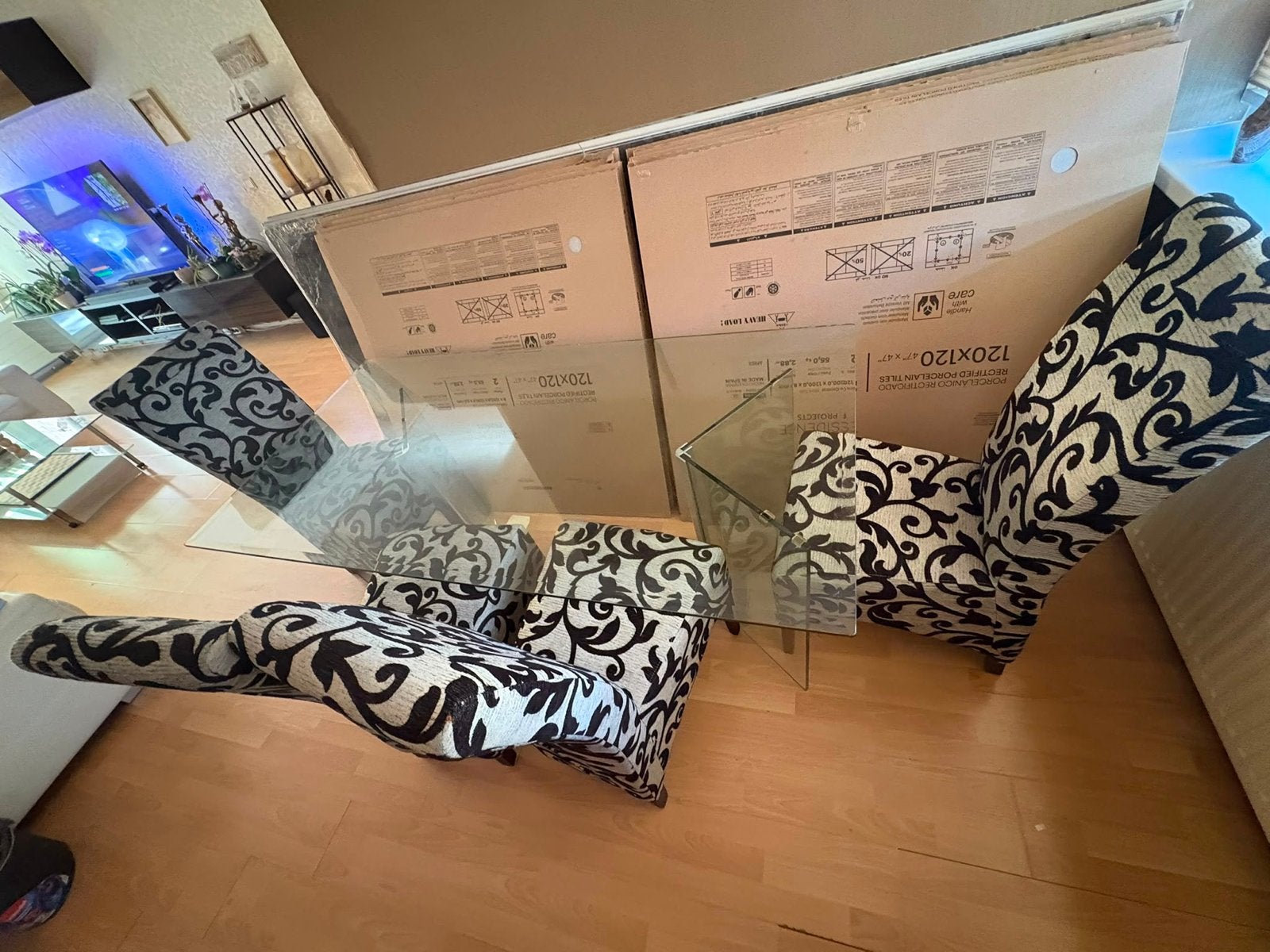 4 stoelen, eventueel met tafels - bieden, Huis en Inrichting, Stoelen, Ophalen, Gebruikt, Zwart, Vier