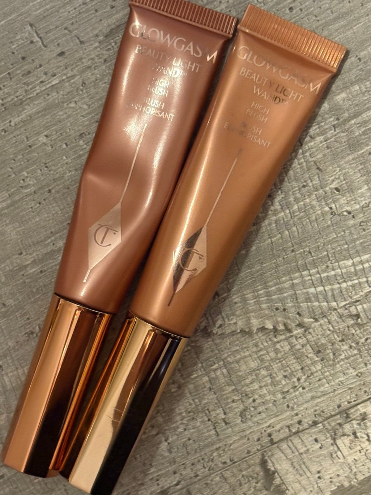 Charlotte Tilbury Glowgasm beauty light wand blush 1/2vol, Ophalen of Verzenden, Zo goed als nieuw, Roze, Gehele gezicht