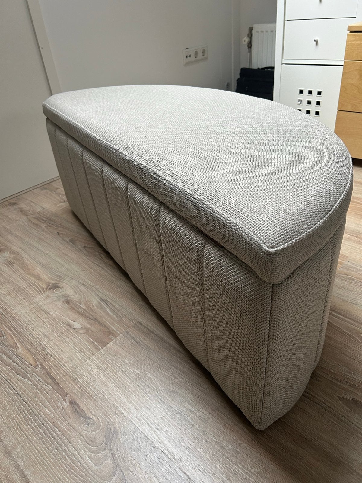 Moderne beige opbergbank | Halfrond design | Als nieuw, Huis en Inrichting, Banken | Voetenbanken en Poefen, Ophalen, 100 tot 125 cm