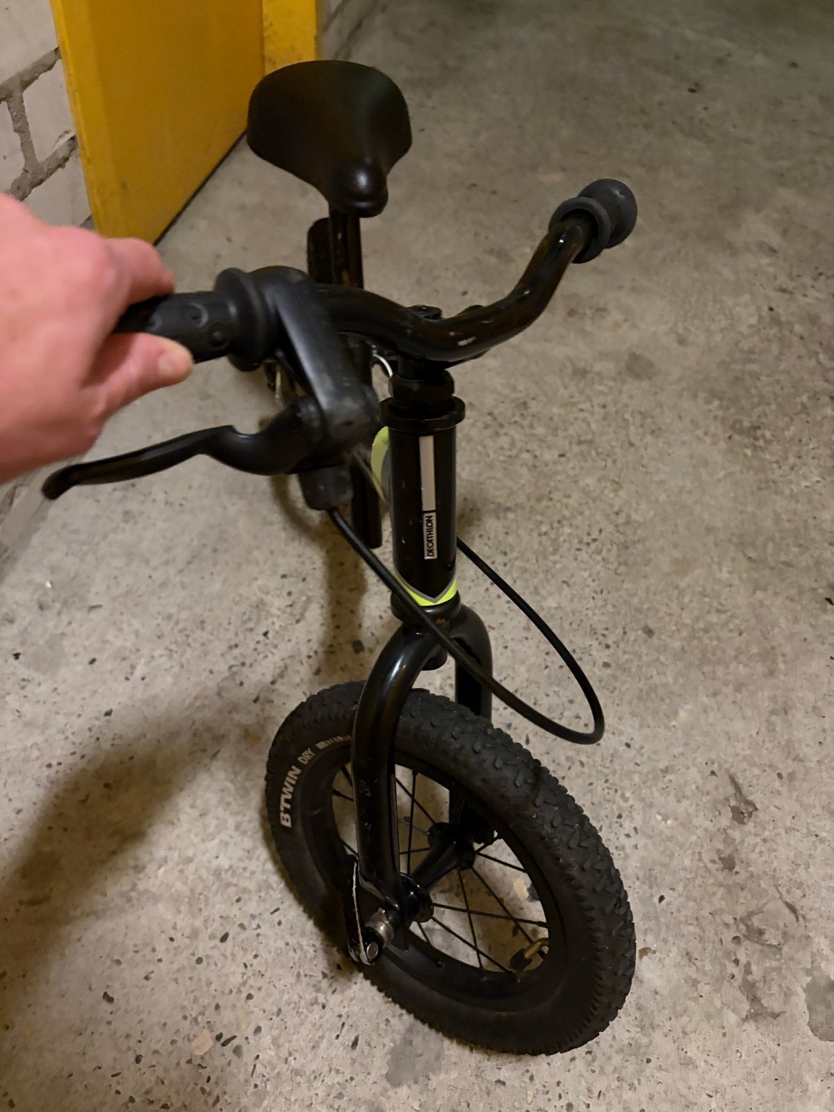 B'Twin loopfiets 500 Runride zwart/geel 10 inch, Fietsen en Brommers, Fietsen | Kinderfietsjes, Ophalen, Gebruikt, Velgrem, Minder dan 16 inch
