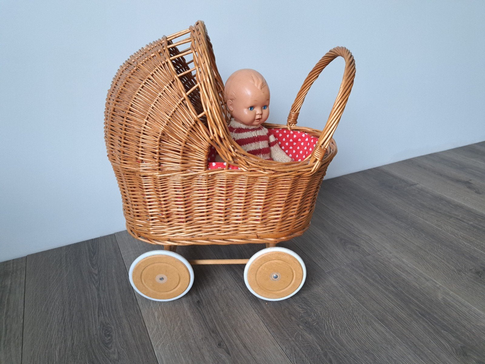 Vintage rieten poppenwagen rood witte hartjes, Ophalen of Verzenden, Gebruikt