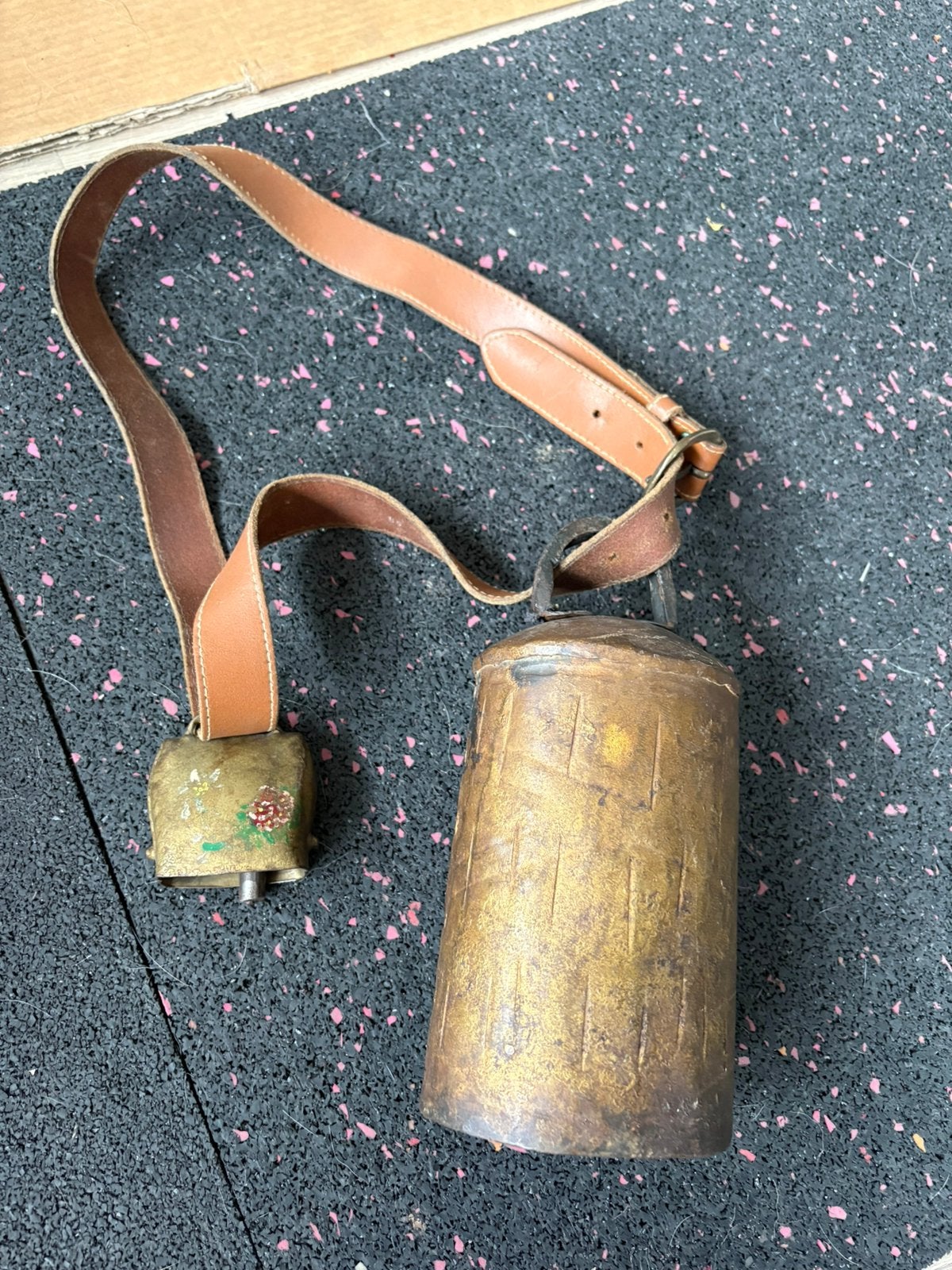 Oude grote Alpen Treichel koebel ,leren riem en kleine bel, Verzenden