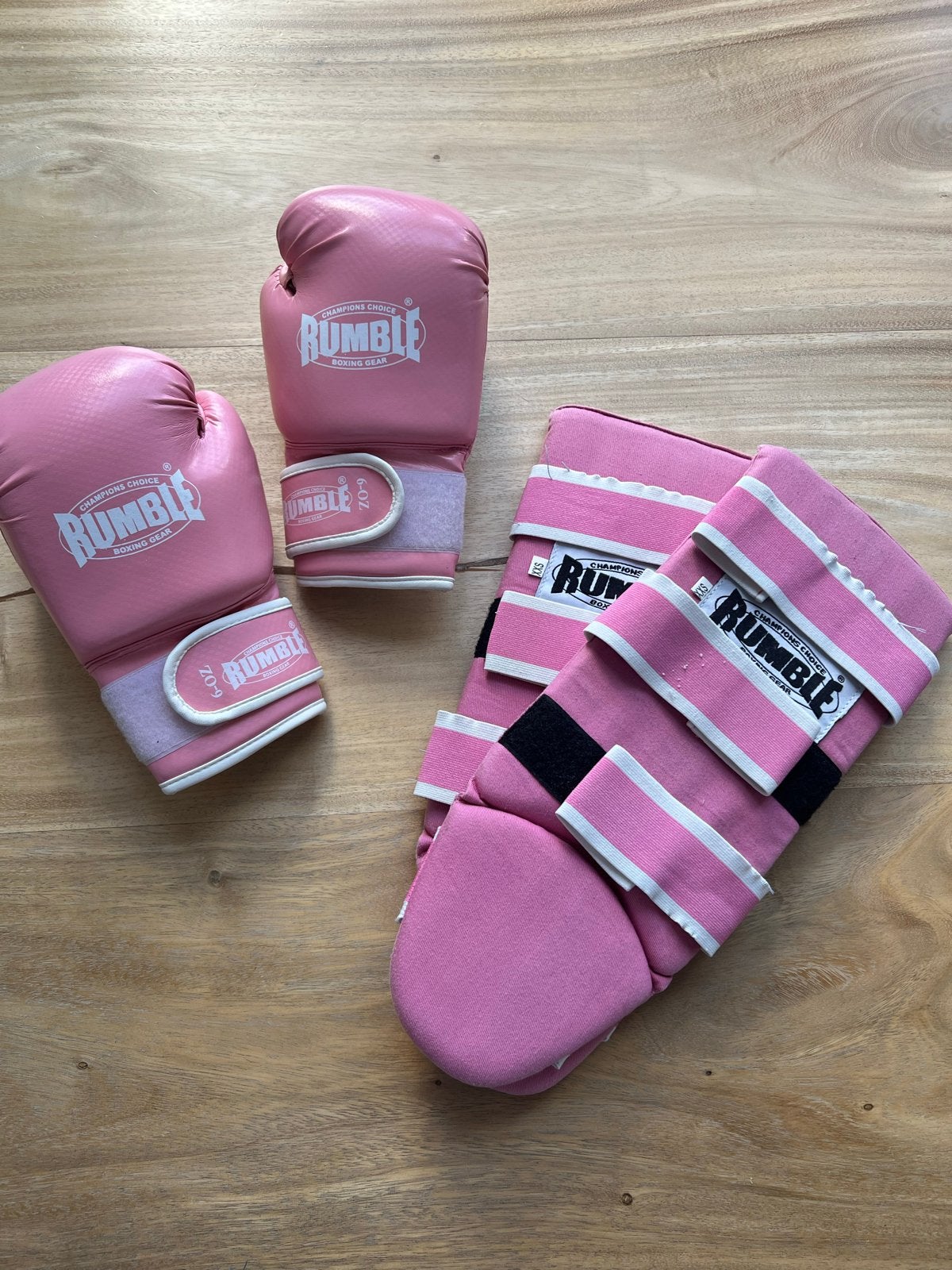 Roze Rumble bokshandschoenen en scheenbeschermers, Ophalen of Verzenden, Gebruikt, Bokshandschoenen