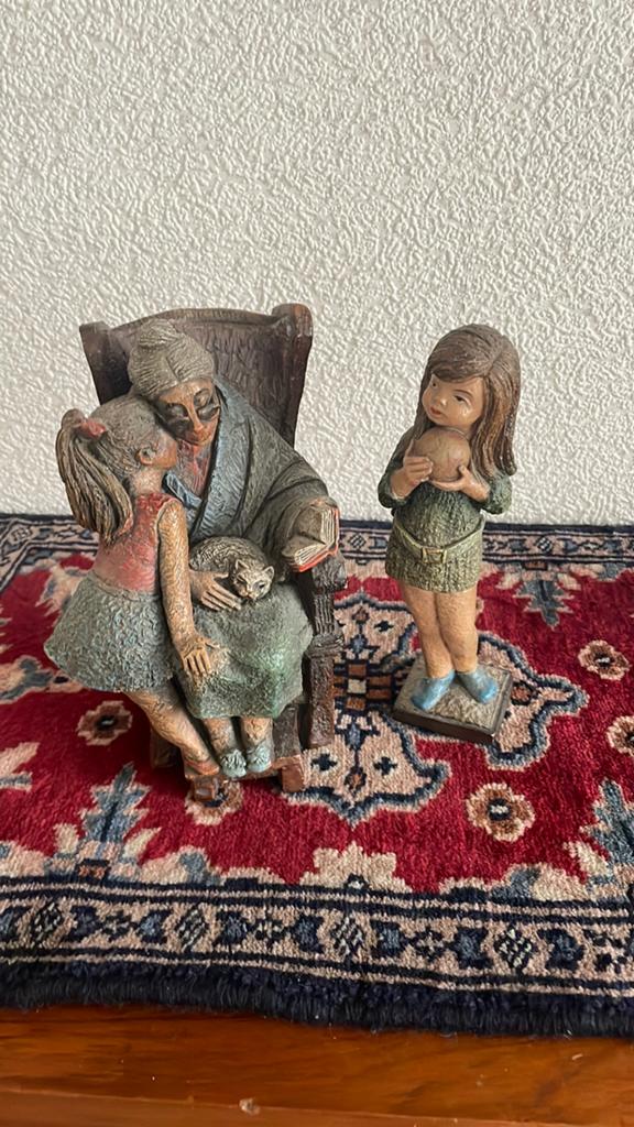 Oma in stoel met meisje kat en los meisje met bal, Ophalen, Zo goed als nieuw, Mens