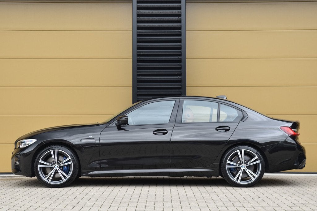 BMW 3-serie 330e eDrive Edition * M-Pakket * SOH 95% * Head-, Auto's, BMW, 1998 cc, Achterwielaandrijving, Gebruikt, Zwart