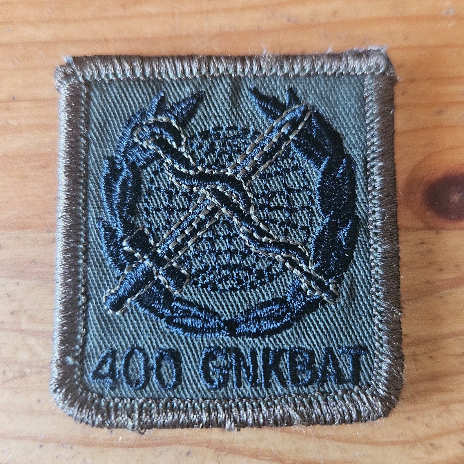 Borstembleem 400 GNKBAT, Ophalen of Verzenden, Landmacht, Nederland, Embleem of Badge