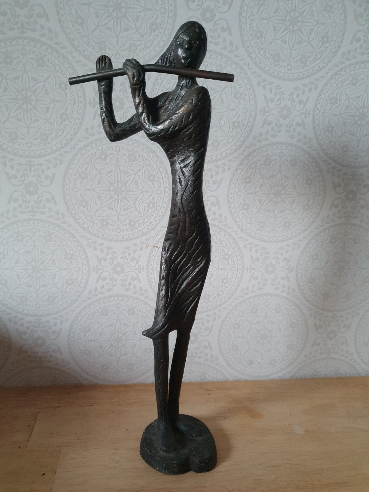 Bronzen beeldje fluitspelende vrouw 27 cm hoog, Ophalen of Verzenden, 20 - 50 cm, Beeld, Bruin
