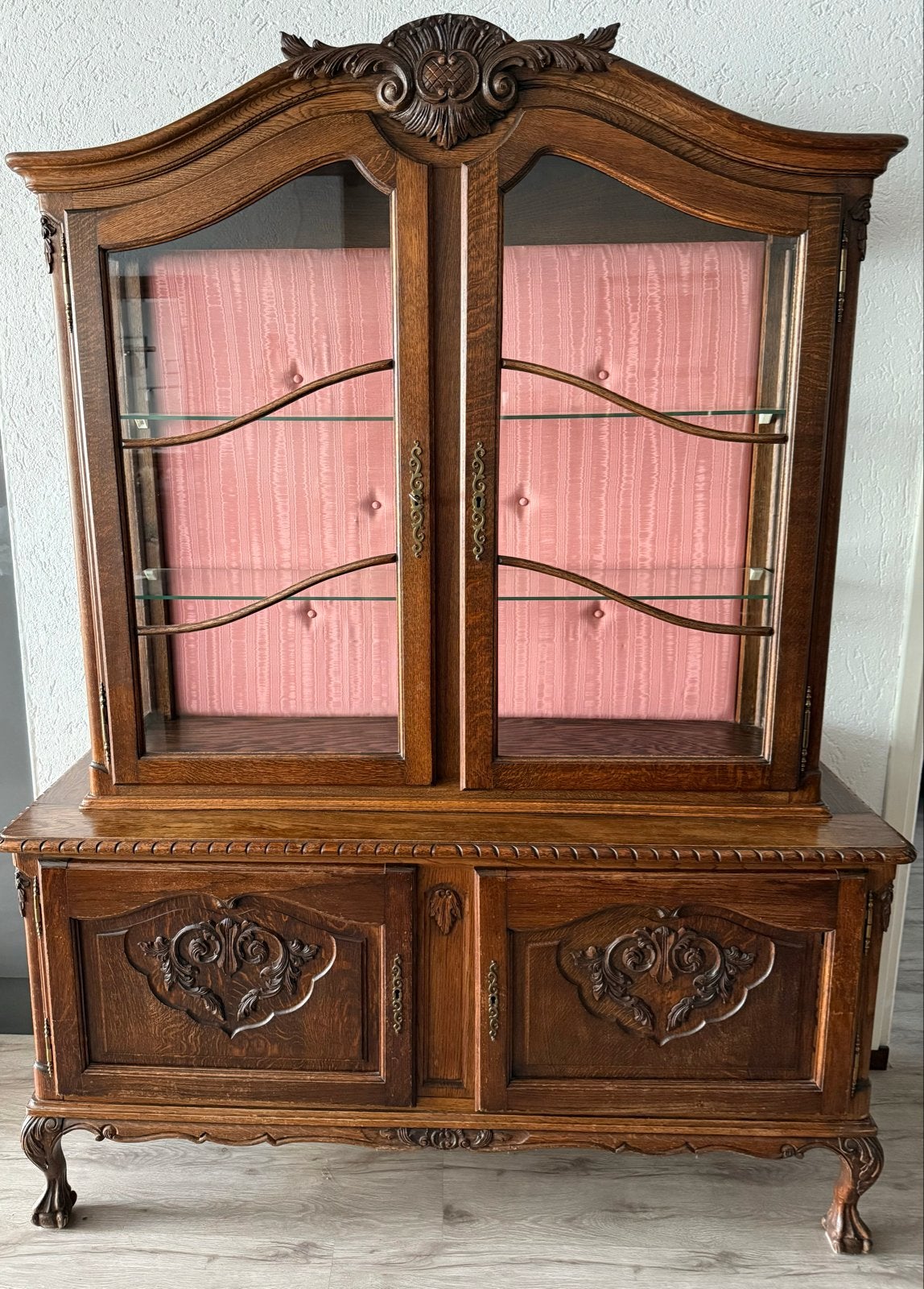 Antieke eikenhouten vitrinekast met roze bekleding, Ophalen