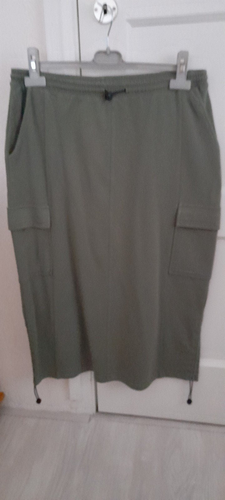 Nieuwe leger groene lange cargo rok met zakken mt L
2 keer g, Ophalen of Verzenden, Zo goed als nieuw, Groen, Onder de knie